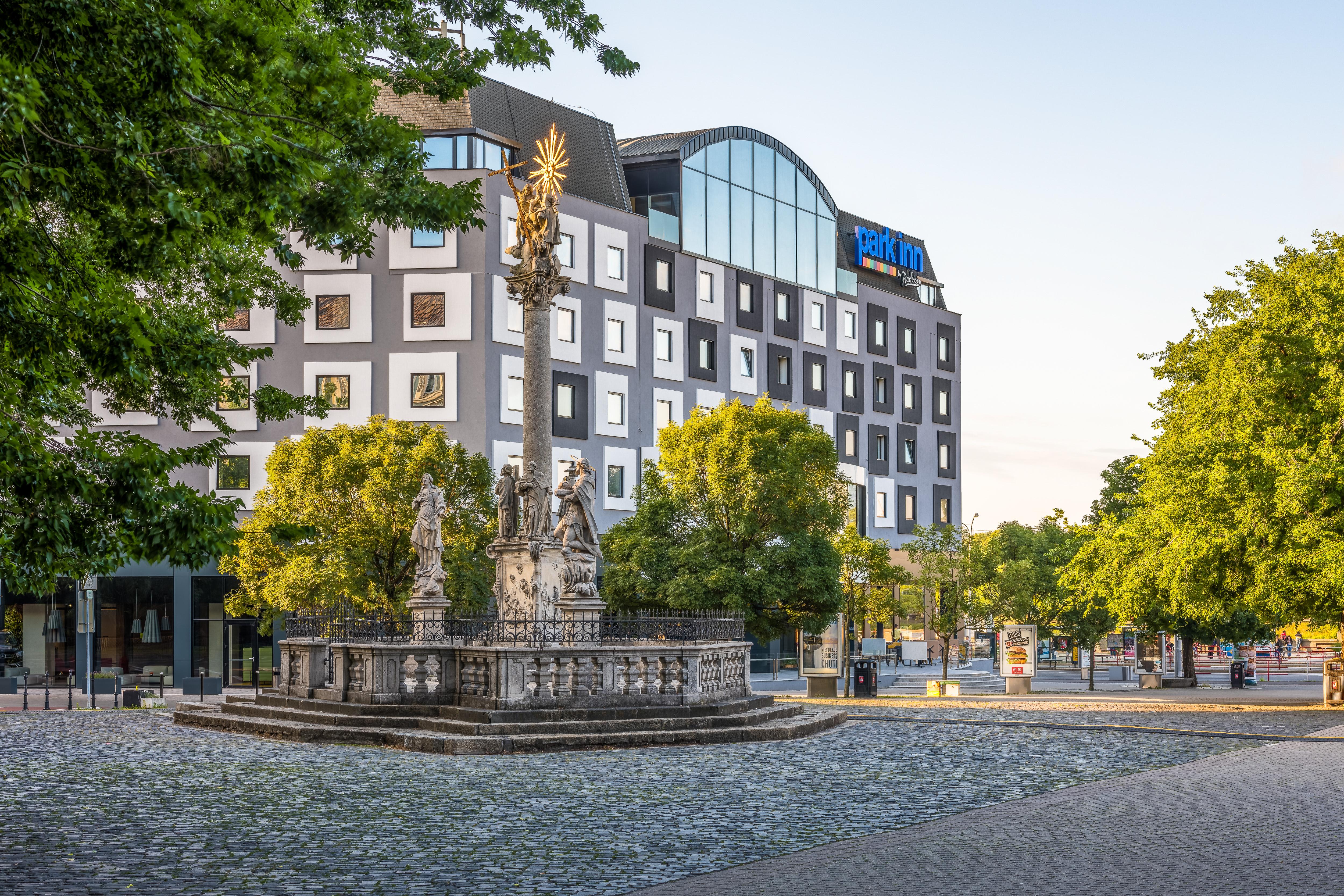 Park Inn By Radisson Danube Братислава Екстериор снимка
