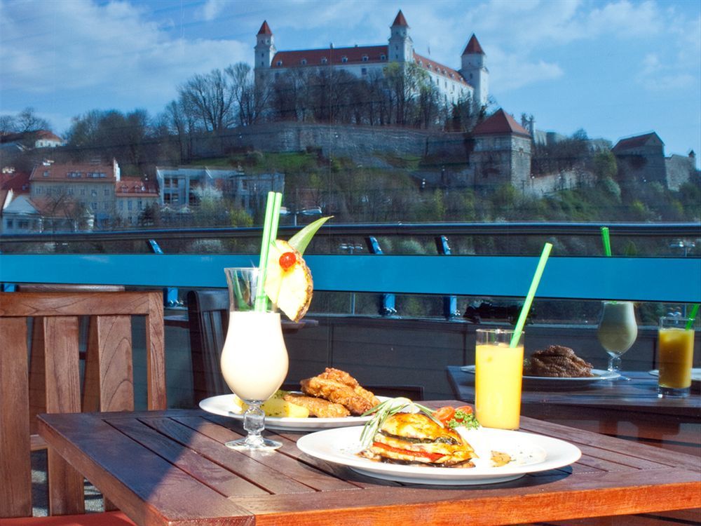 Park Inn By Radisson Danube Братислава Екстериор снимка